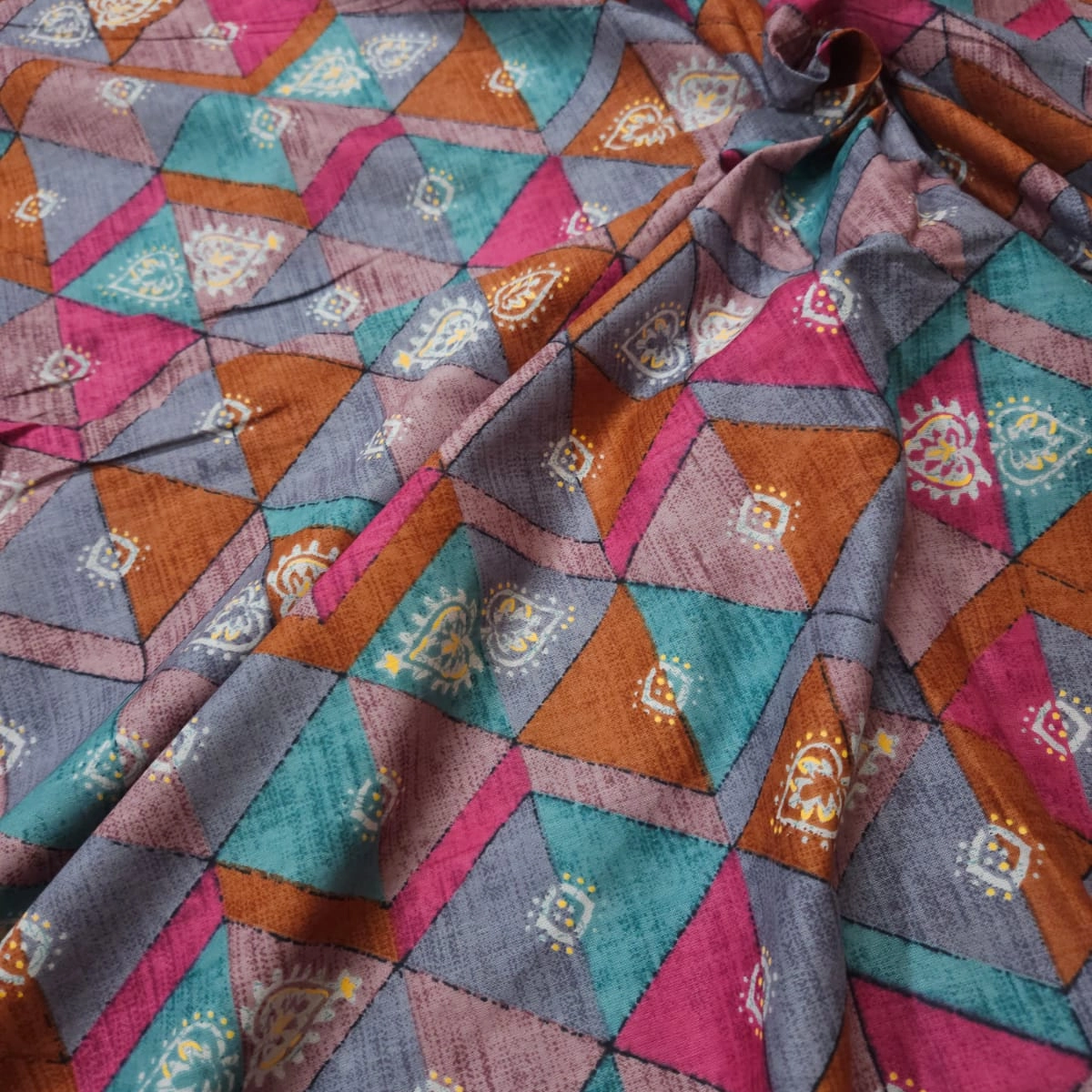 Geometric multicolour print on overall fabric, cotton fabric.