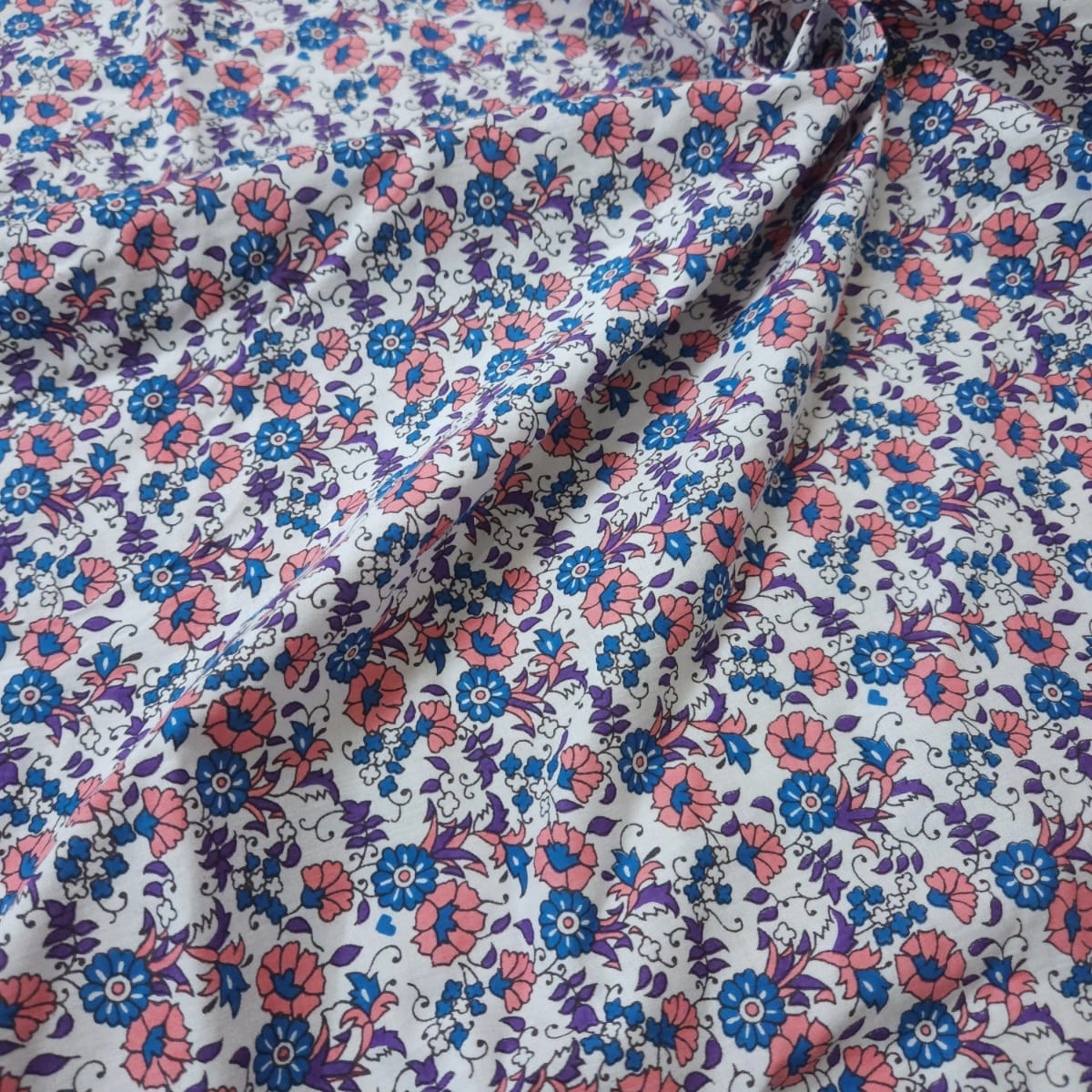 White shade base small flowers print on overall fabric, cotton fabric.